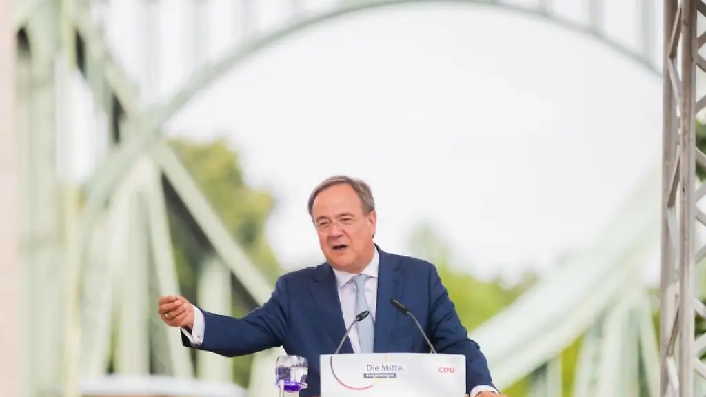 Armin-Laschet-spricht-bei-einer-Gedenkveranstaltung-an-der-Glienicker-Bruecke