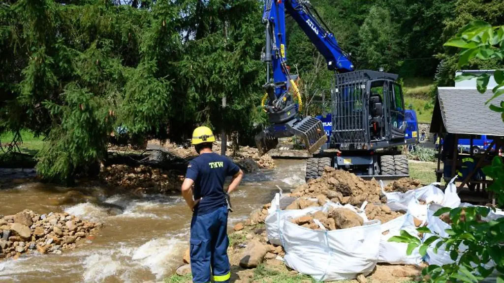 Einsatzkraefte-des-THW-Technisches-Hilfswerk-beseitigen-Geroell