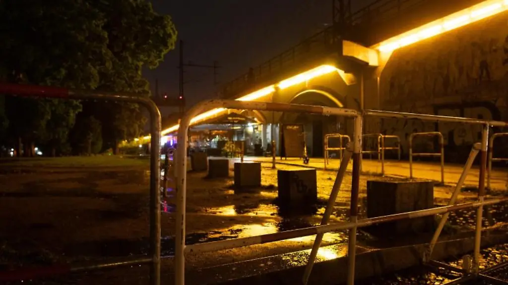 Absperrgitter-stehen-unweit-der-Museumsinsel-an-einem-Zugang-zu-einem-Park