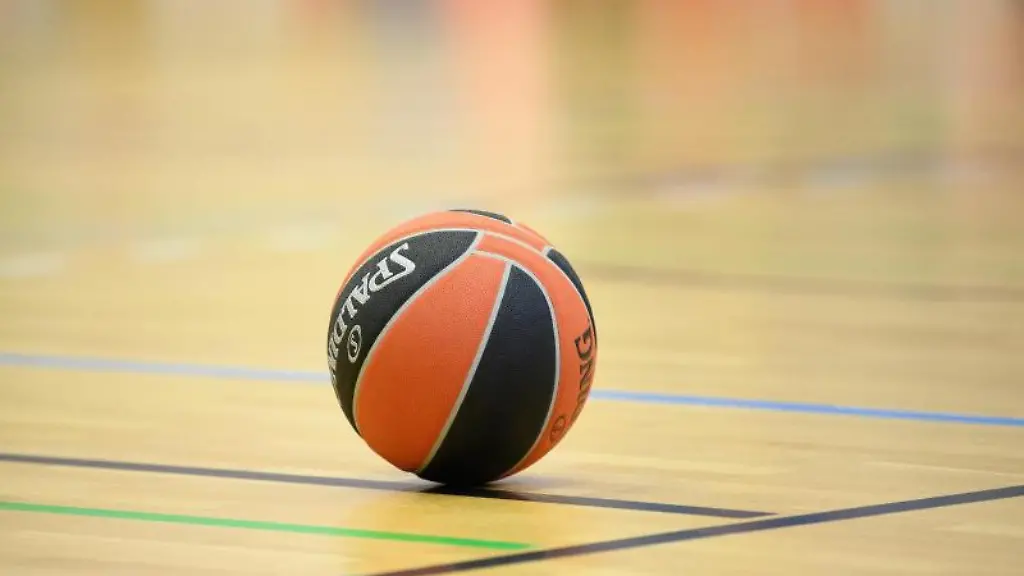 Ein-Ball-liegt-auf-einem-Basketball-Spielfeld