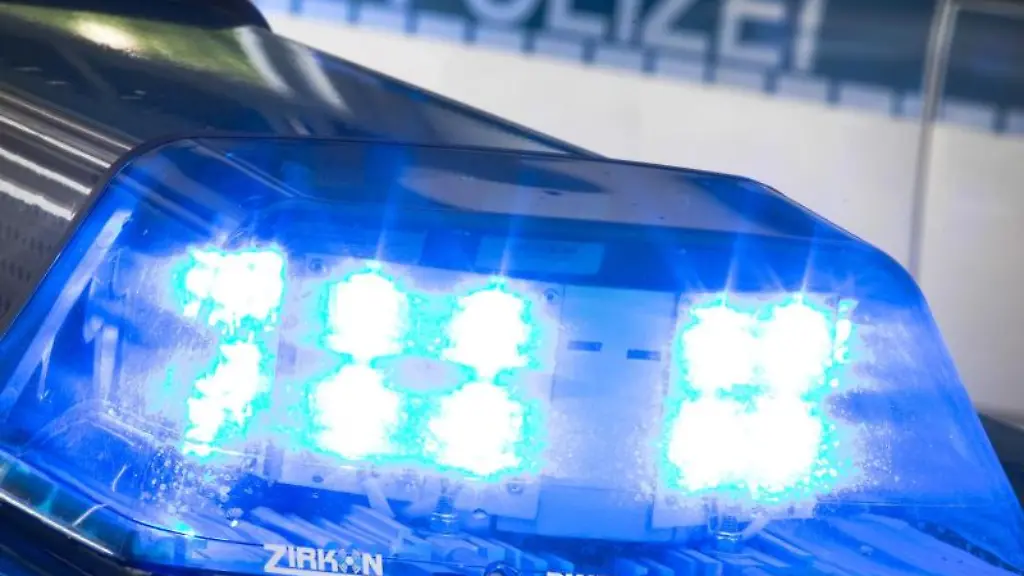 Ein-Blaulicht-leuchtet-auf-dem-Dach-eines-Polizeiwagens
