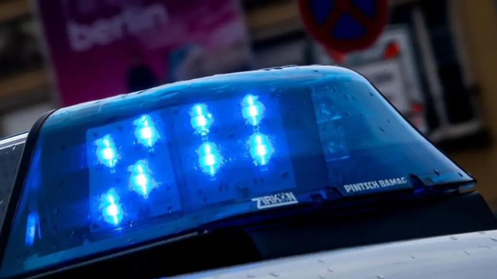 Ein-Polizeiauto-ist-mit-Blaulicht-im-Einsatz