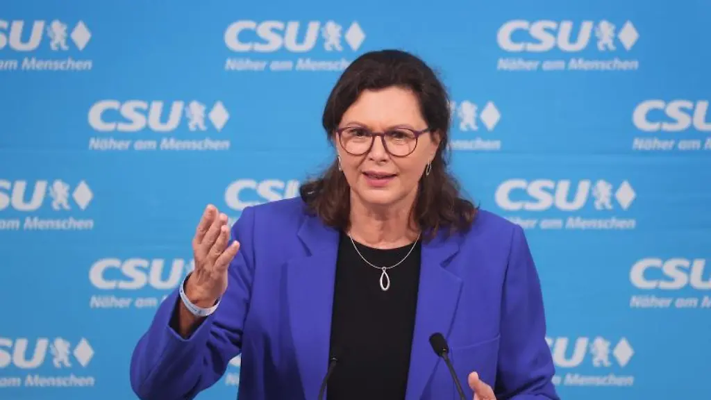 Ilse-Aigner-spricht-auf-einem-CSU-Parteitag