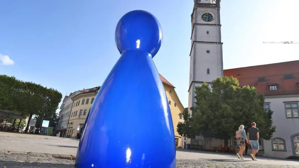 Ein-ueberdimensionaler-Spielkegel-steht-in-der-Innenstadt