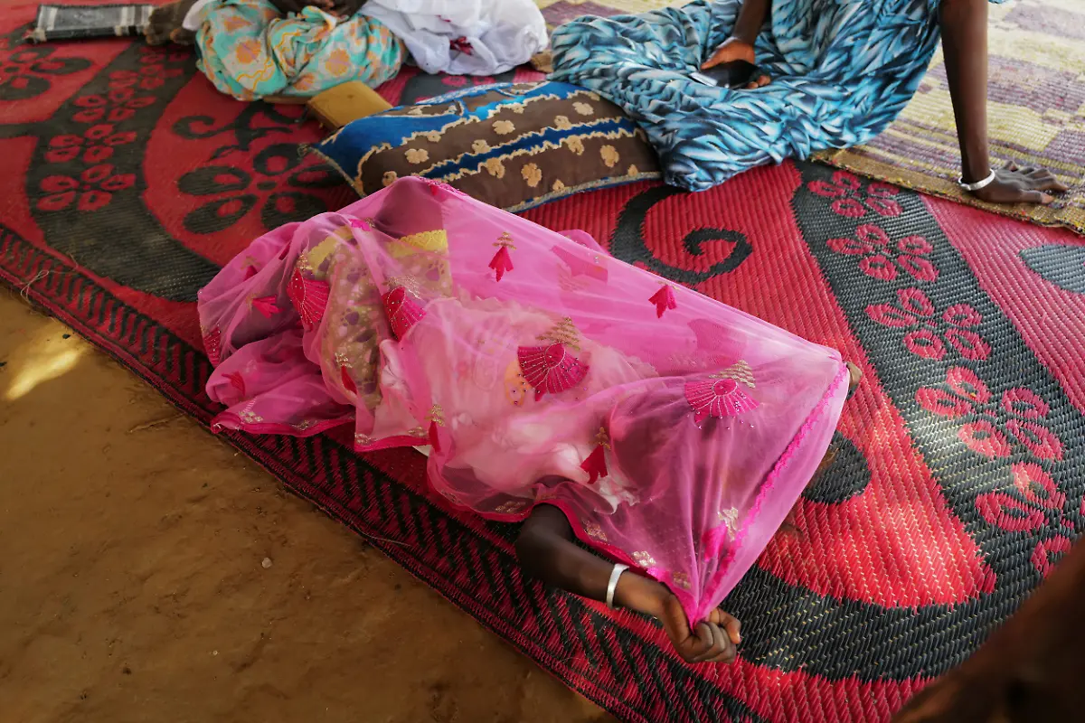 Ma-dchen-spielt-mit-Schal