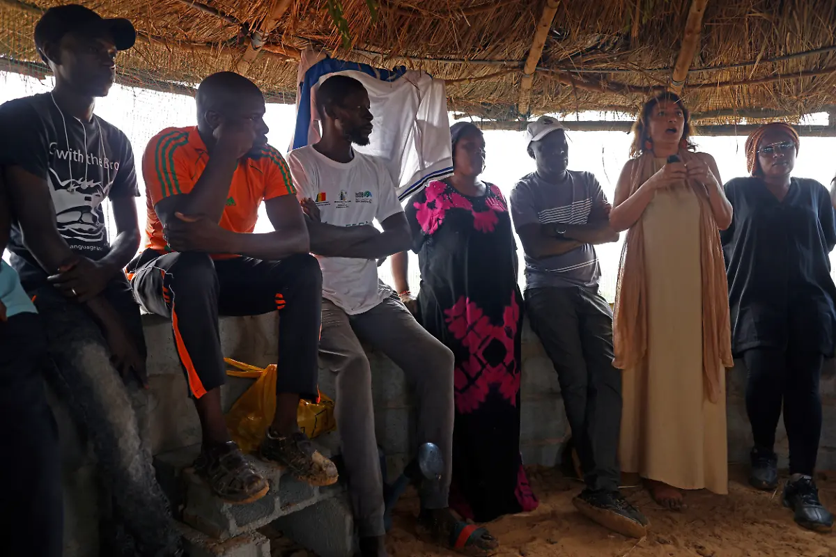 Moussa-Kamara-ho-rt-Projektmanagerin-Karine-Fakhoury-zu