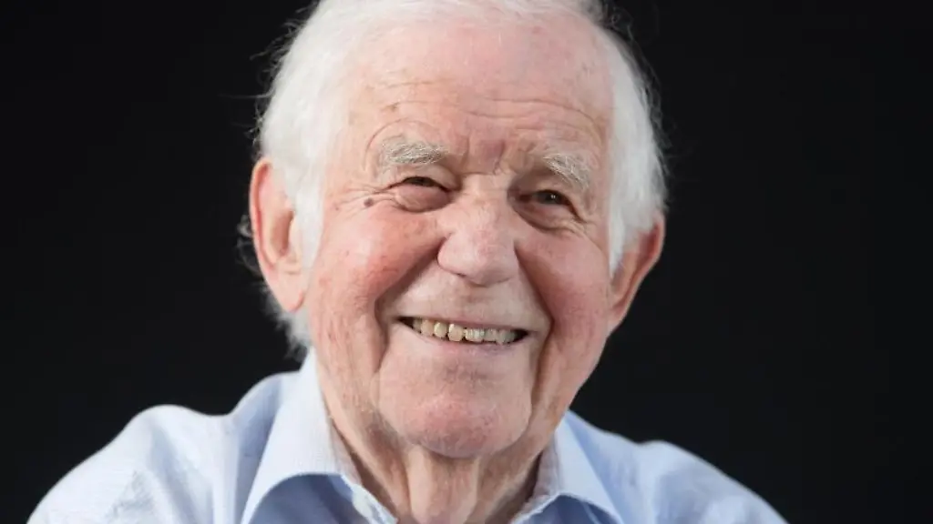 Kurt-Biedenkopf-CDU-sitzt-im-Buero-seiner-Kanzlei