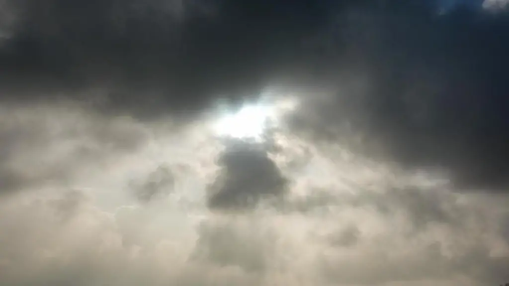 Die-Sonne-kommt-hinter-einer-dunklen-Wolkendecke-hervor