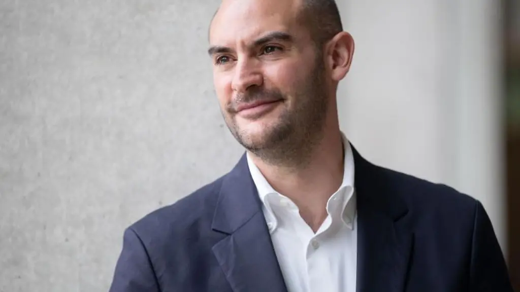 Danyal-Bayaz-steht-im-Foyer-des-Landtags