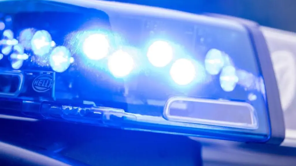 Ein-Blaulicht-leuchtet-auf-dem-Dach-einer-Polizeistreife