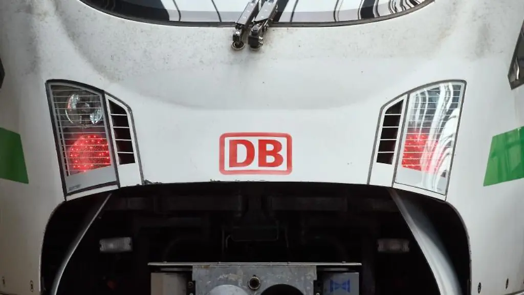 Das-Logo-der-Bahn-ist-auf-der-Front-eines-ICE-zu-sehen