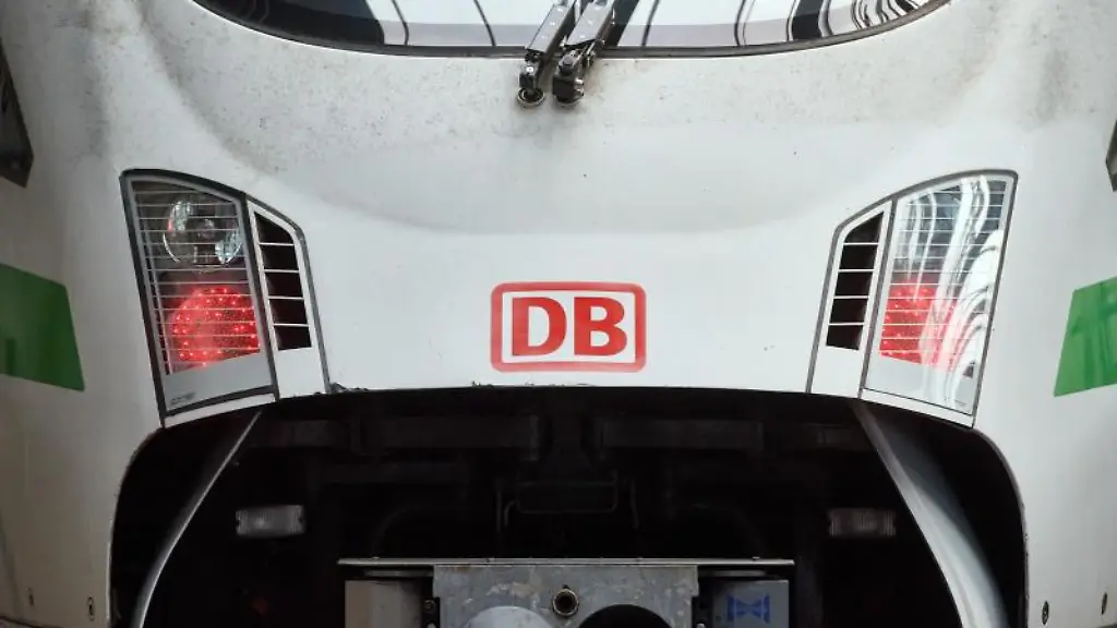 Das-Logo-der-Bahn-ist-auf-der-Front-eines-ICE-zu-sehen