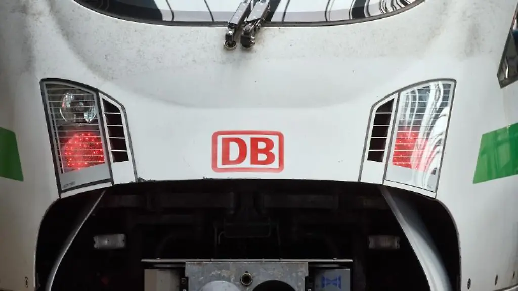 Das-Logo-der-Bahn-ist-auf-der-Front-eines-ICE-zu-sehen