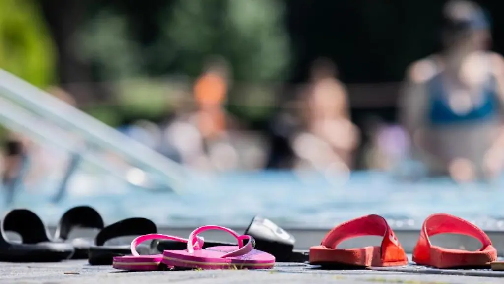 Menschen-baden-bei-strahlendem-Sonnenschein-und-blauem-Himmel-in-einem-Schwimmbecken