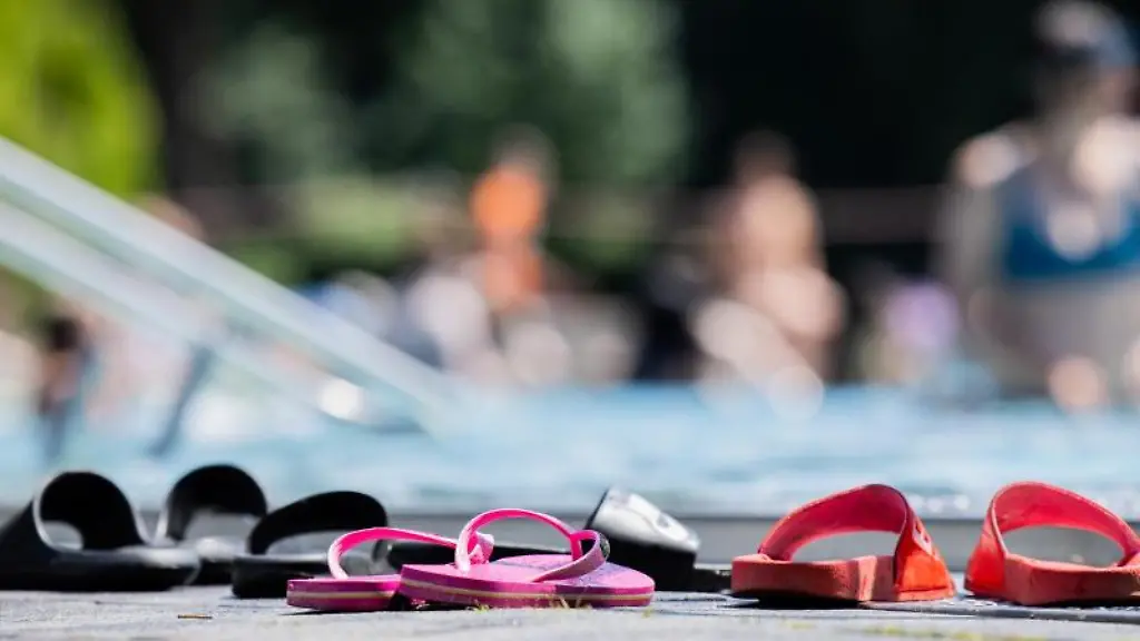 Menschen-baden-bei-strahlendem-Sonnenschein-und-blauem-Himmel-in-einem-Schwimmbecken