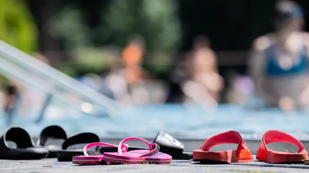 Menschen-baden-bei-strahlendem-Sonnenschein-und-blauem-Himmel-in-einem-Schwimmbecken