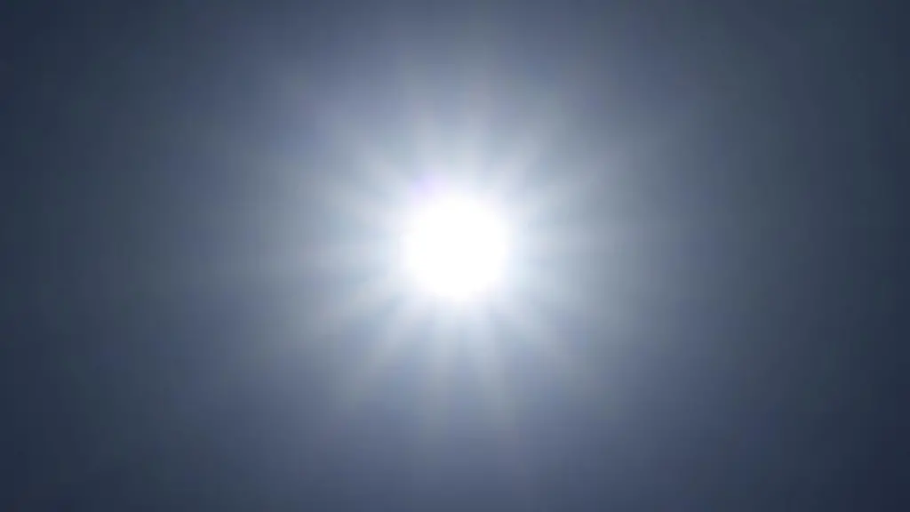 Die-Sonne-strahlt-am-wolkenlosen-Himmel