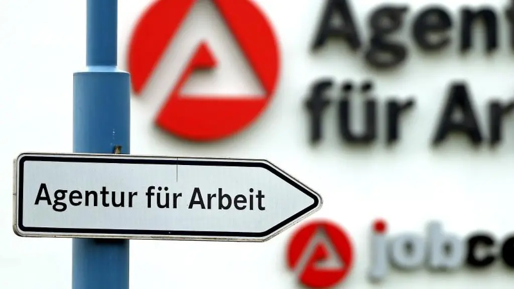 Ein-Schild-weist-den-Weg-zur-Agentur-fuer-Arbeit