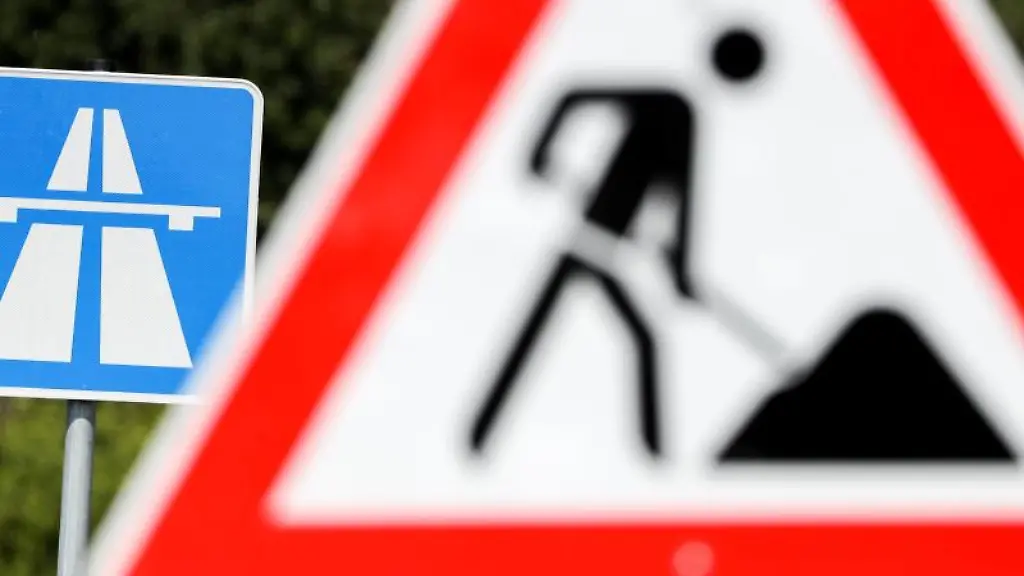 Ein-Schild-weist-auf-eine-Baustelle-hin