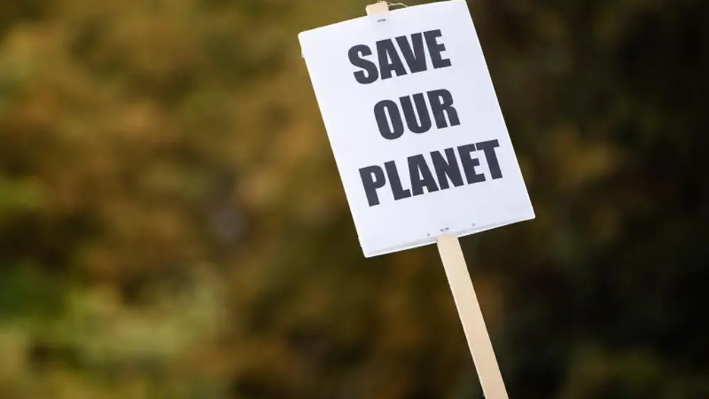 Save-our-Planet-steht-bei-einem-Klimastreik-auf-dem-Plakat-eines-Teilnehmers-geschrieben