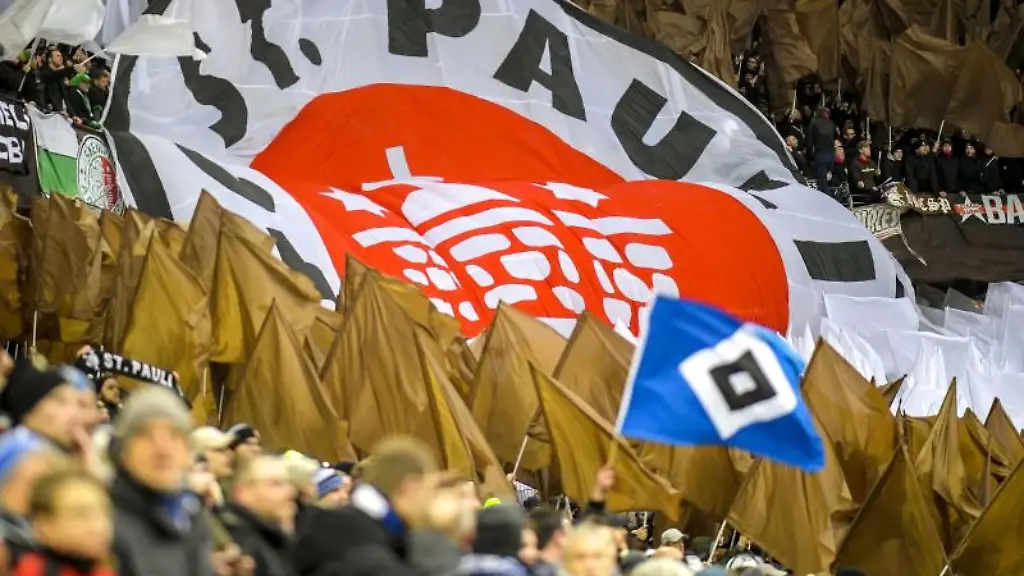 Eine-HSV-Fahne-weht-vor-der-Choreografie-von-Anhaengern-des-FC-St-Pauli