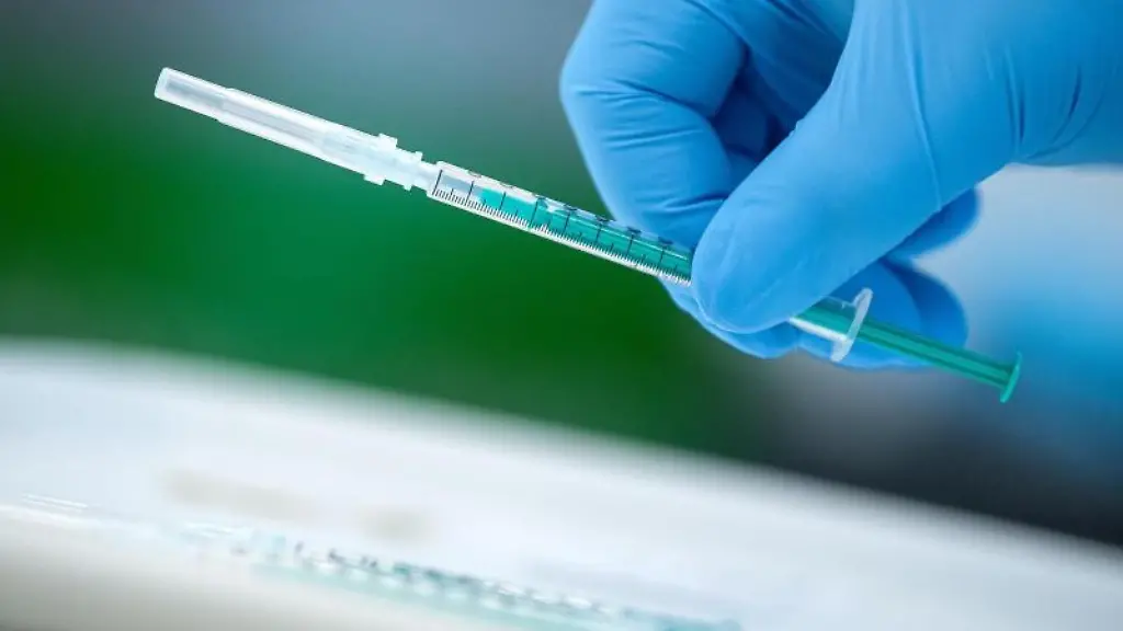 Eine-Spritze-mit-einem-Impfstoff