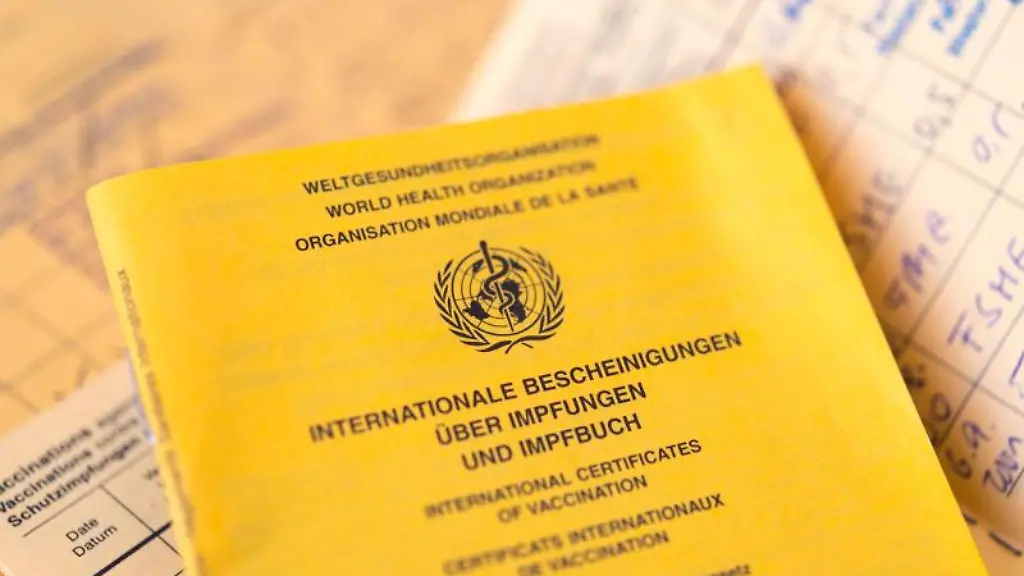 Ein-Impfpass-liegt-auf-einem-Tisch