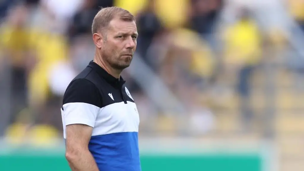 Trainer-Frank-Kramer-von-Arminia-Bielefeld-steht-auf-dem-Platz