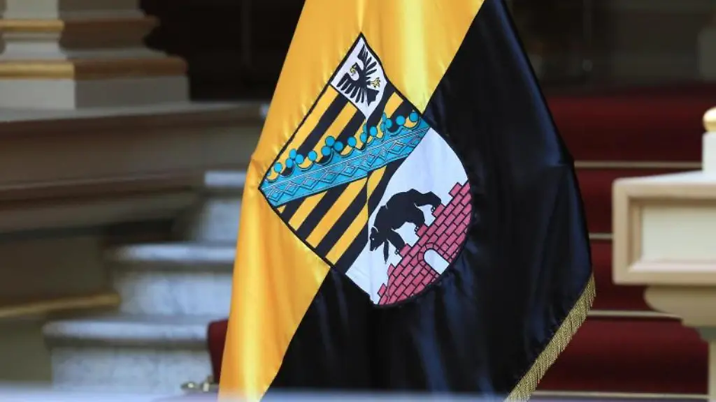 Eine-Fahne-des-Landes-Sachsen-Anhalt-steht-in-der-Staatskanzlei-bei-einer-Pressekonferenz-zur-Vorstellung-des-Entwurfs-des-Koalitionsvertrages-von-CDU-FDP-und-SPD-Sachsen-Anhalt