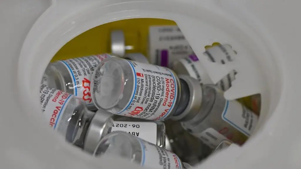 Leere-Flaeschchen-mit-Impfdosen-liegen-in-einer-Sammelbox