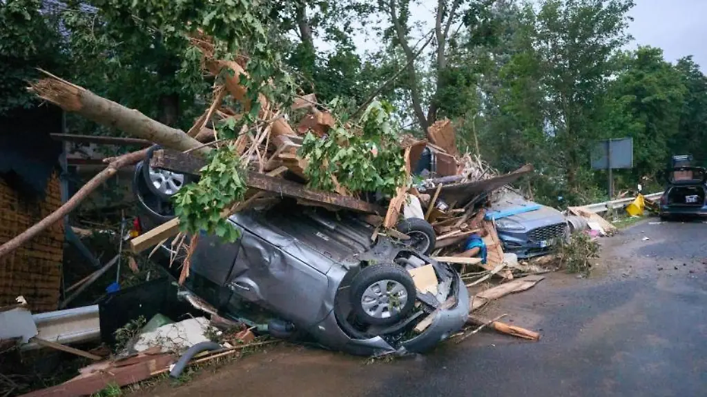 Zerstoerte-PKW-liegen-in-Bad-Neuenahr-am-Strassenrand