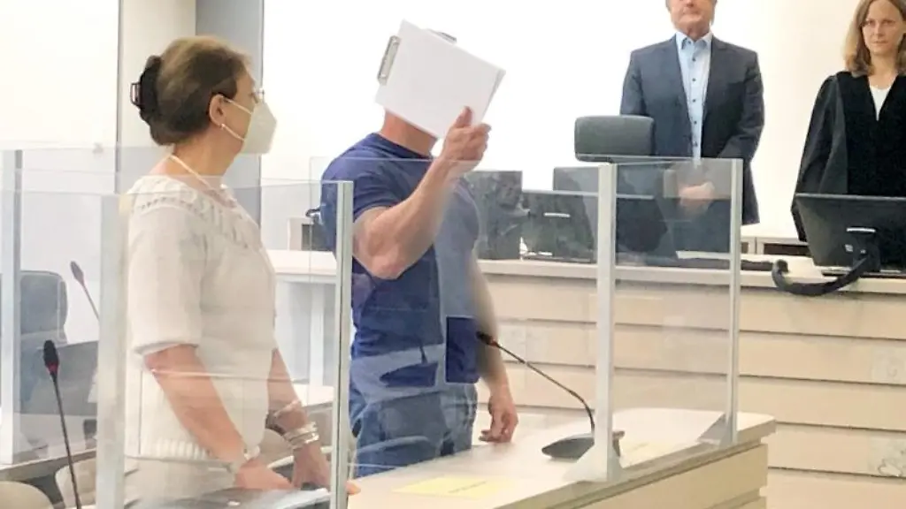 Der-41-Jahre-alte-Angeklagte-M-steht-neben-einer-Dolmetscherin-im-Landgericht-Ingolstadt