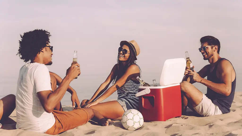 Ein-kuehles-Bier-am-Strand-mit-der-richtigen-Kuehlbox-kein-Problem
