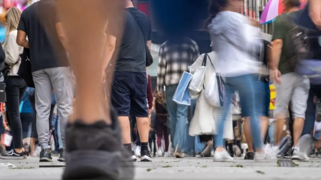 Menschen-bewegen-sich-ueber-Frankfurts-zentrale-Einkaufsmeile-die-Zeil
