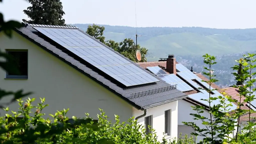 Solaranlagen-sind-auf-Daechern-von-Wohnhaeusern-angebracht