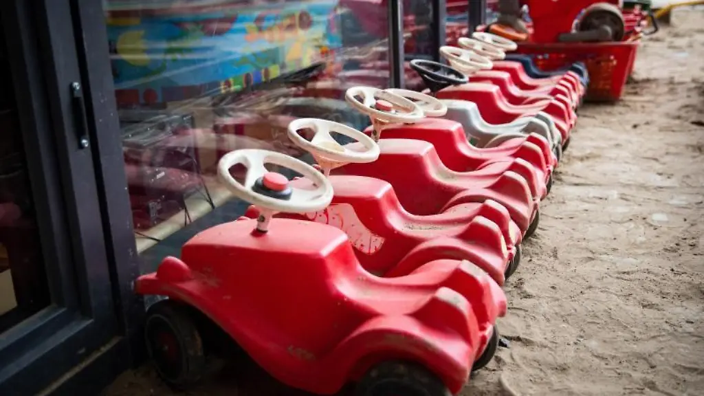 Mehrere-Bobbycars-stehen-auf-dem-Spielplatz-eines-Kindergartens