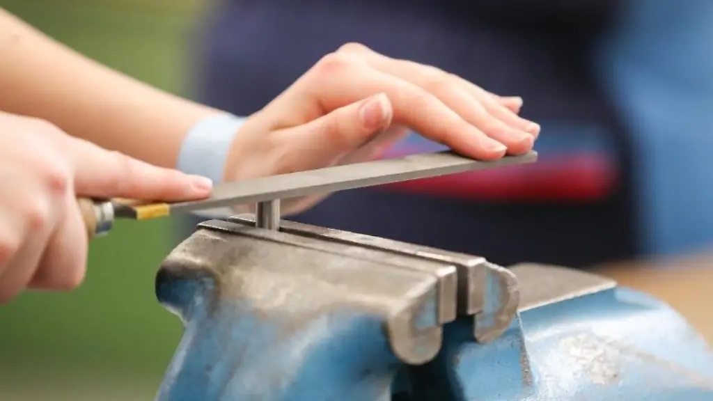 Eine-Auszubildende-feilt-an-einem-Werkstueck-In-Thueringen-sind-noch-etliche-Lehrstellen-unbesetzt