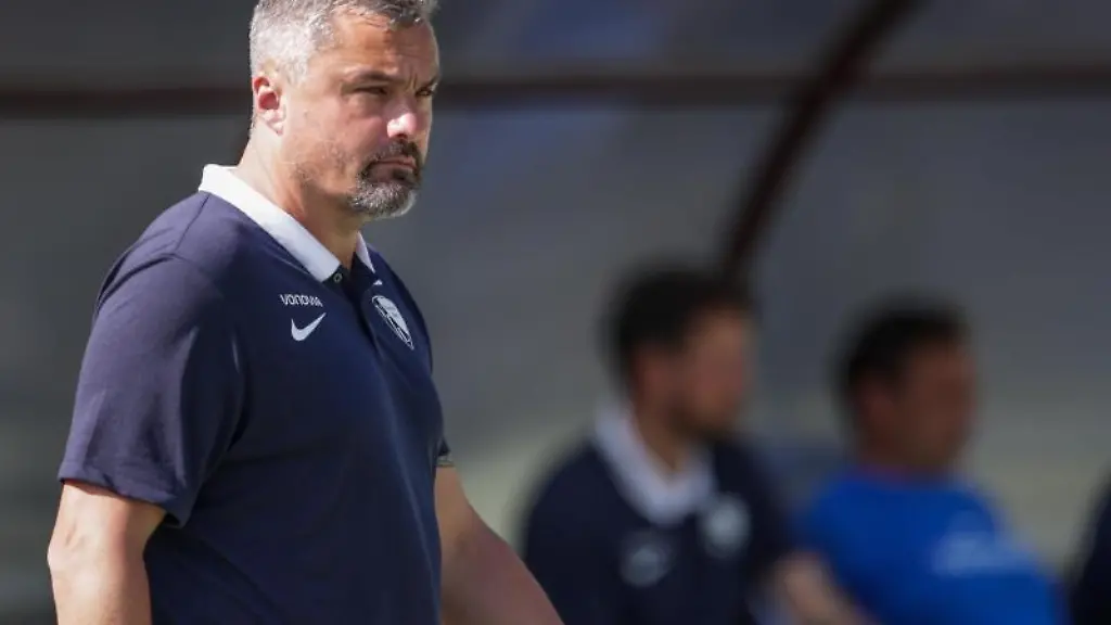 Bochums-Cheftrainer-Thomas-Reis-beobachtet-das-Spiel-seiner-Mannschaft