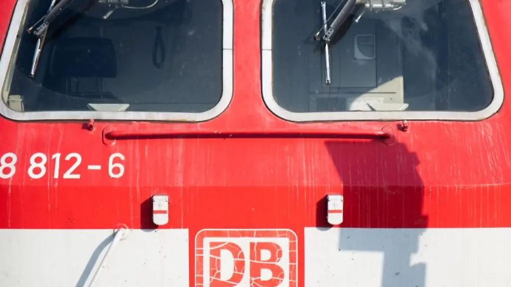 Eine-leere-Lok-steht-an-einem-Hauptbahnhof