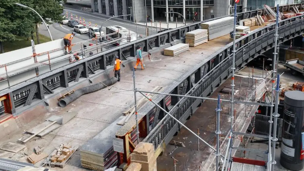 Gleise-und-Schotter-auf-der-Bruecke-zum-Viadukt-ueber-den-Moenckedammfleet-sind-bereits-entfernt