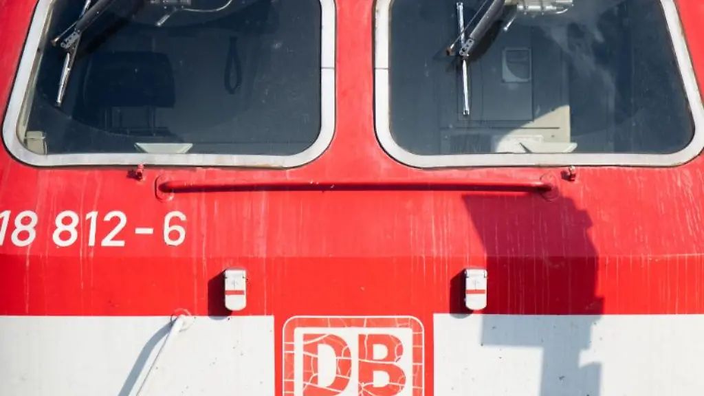 Eine-leere-Lok-steht-an-einem-Hauptbahnhof