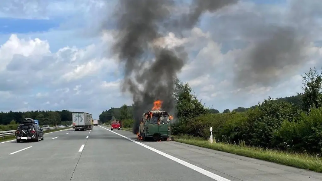 Ein-brennendes-Wohnmobil-steht-auf-der-Autobahn-1-zwischen-den-Anschlussstellen-Stuckenborstel-und-Bockel
