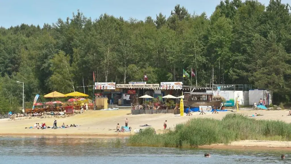 Eine-Strandbar-an-einer-Badestelle-am-Ufer-des-Geierswalder-Sees-in-Geierswalde-Sachsen-der-unmittelbar-an-der-Landesgrenze-zu-Brandenburg-liegt