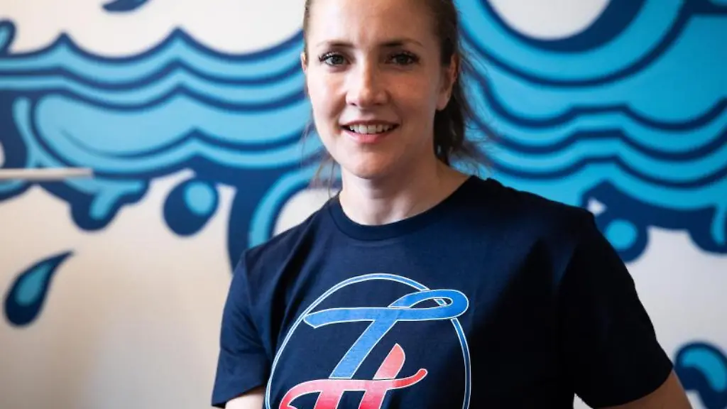 Edina-Mueller-bei-einem-Fototermin-im-Hamburger-Ding