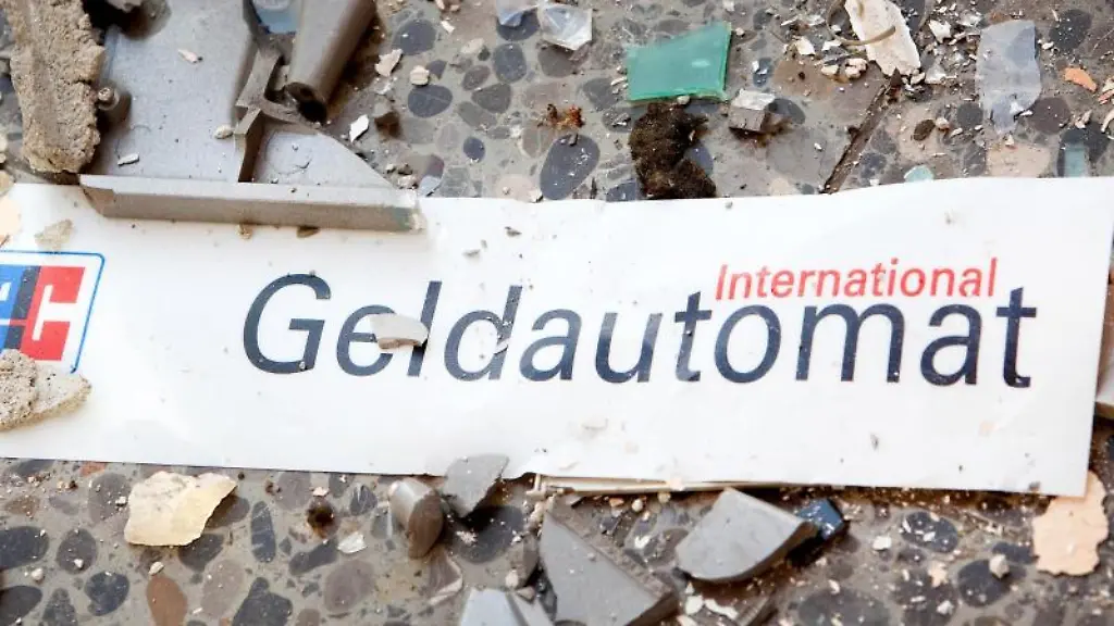 Splitter-und-ein-Schild-mit-der-Aufschrift-Geldautomat-liegen-auf-dem-Boden
