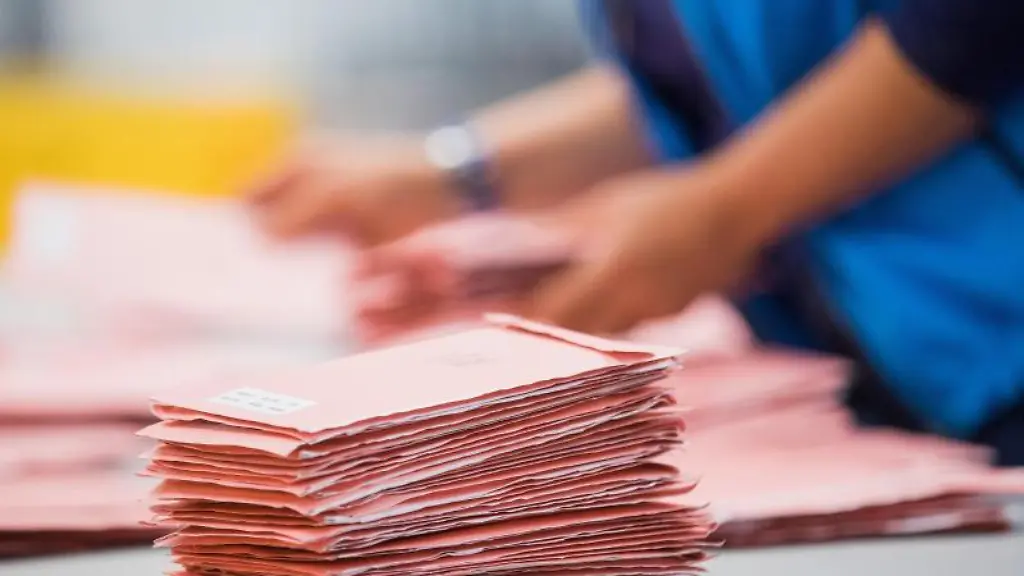 Wahlhelfer-sortieren-Wahlbriefe