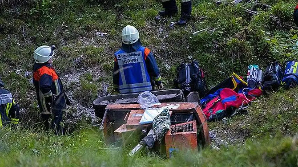 Rettungskraefte-sind-an-einem-umgekippten-Minibagger-im-Einsatz