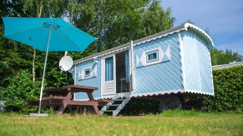 Ein-Schaeferwagen-steht-auf-dem-Campingplatz-Huemmlinger-Land