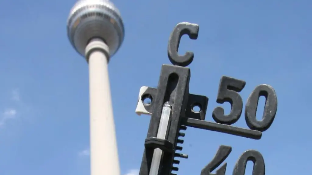 Fast-40-Grad-Celsius-zeigt-das-Thermometer-das-vor-dem-Fernsehturm-in-die-Hoehe-gehalten-wird