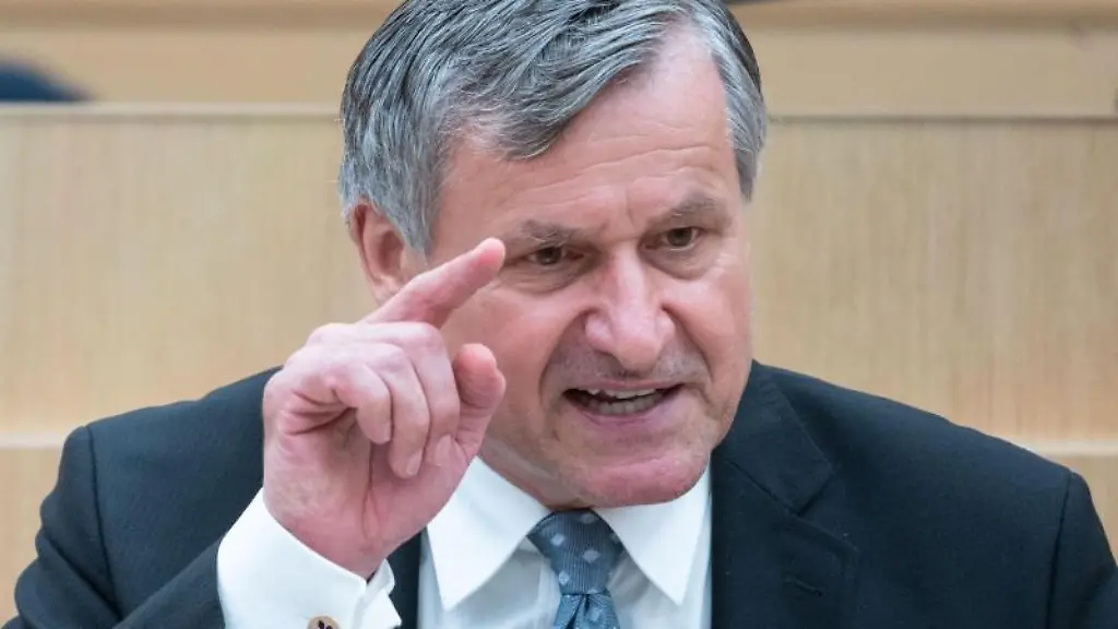 Hans-Ulrich-Ruelke-FDP-Vorsitzender-der-FDP-Fraktion-im-Landtag-von-Baden-Wuerttemberg-spricht